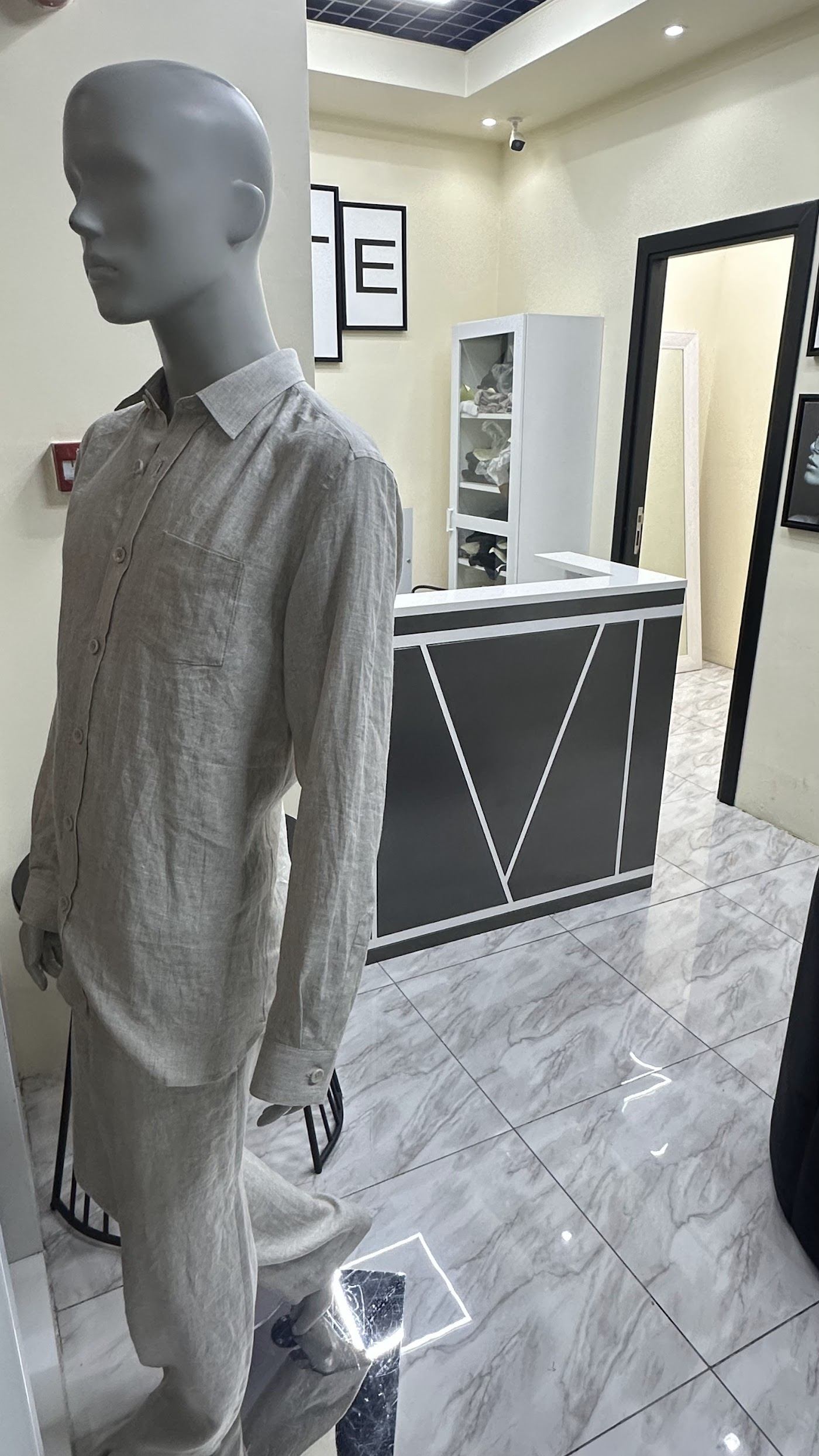 Linen look on a mannequin by the reception